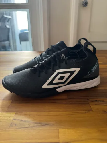Chuteira Umbro Adamant Club