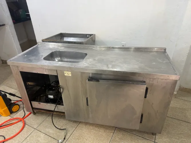 Balcão refrigerado com pia (não está funcionando)