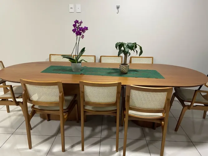 Mesa com 12 cadeiras
