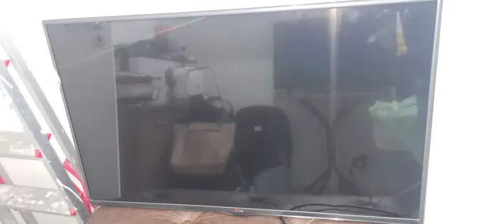 Duas TVs com defeito , TELA BOA, 40 e 42 polegadas