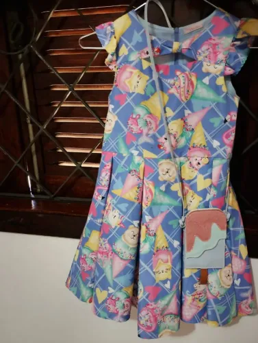 Vestido de menina com bolsinha