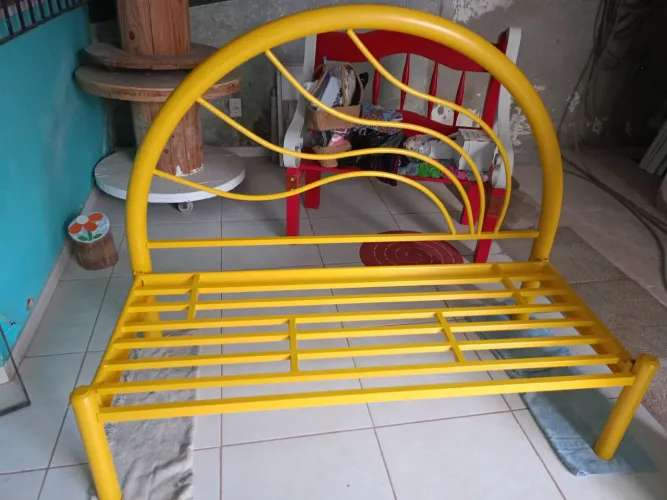 Banco namoradeira tubular de cor amarela 