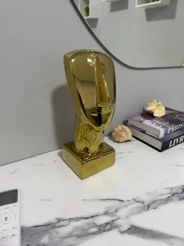 Estátua dourada nova