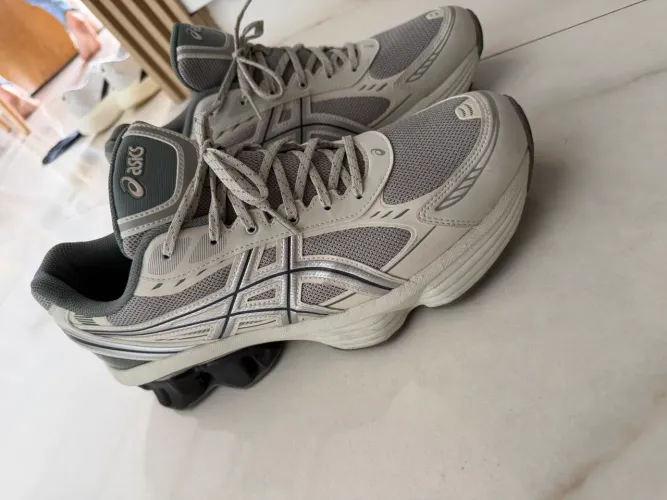 ASICS Kinetic Fluent Gel