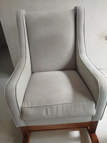 Poltrona de amamentação com balanço, em linho cinza. Marca Mahler.