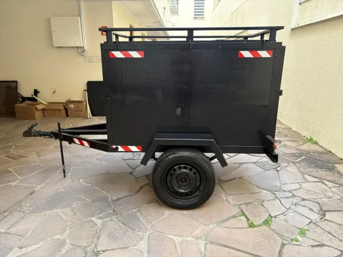 Reboque baú fechado