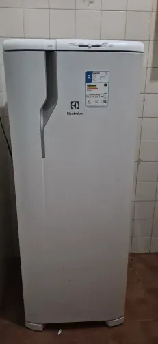 Geladeira Electrolux RE31 240L 110V