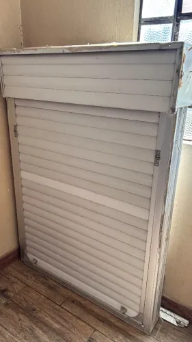 Janela de alumínio com cortineiro