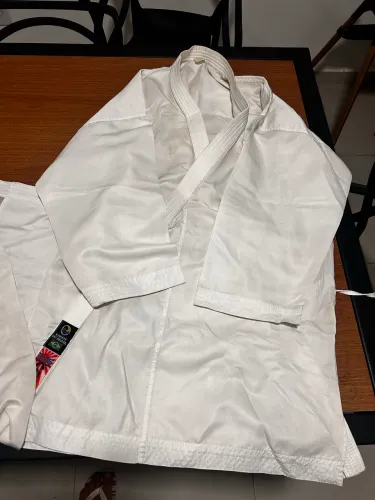 Kimono de karatê para luta (kumite)