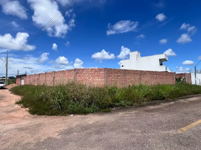 Terreno de esquina com 397m², totalmente murado