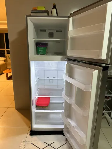 Vendo Geladeira Midea Frost Free 347L Inox, 2 anos de uso