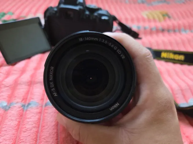 Vendo Câmera Nikon D5300 com Flash e duas baterias ?