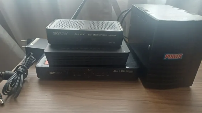 1 modem , 2 aparelho sky e 1 estabilizador