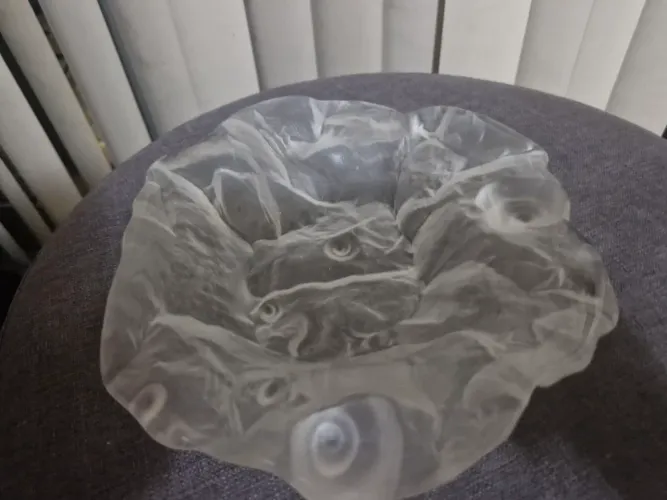 Peça em vidro fosco trabalhada, excelente estado. Decoração refinada para centro de mesa