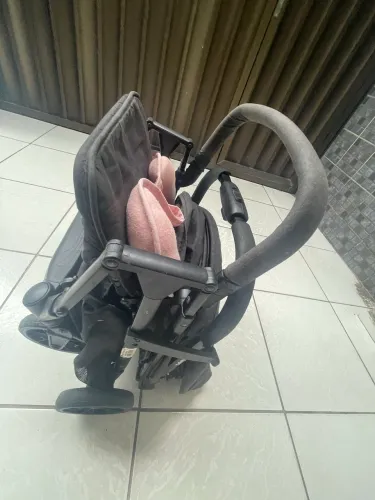 Carrinho com bebê Conforto