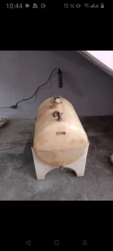 Gaiola para tanque de 1000 litros e um tanque de diesel de 200 litros