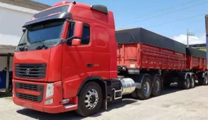 VOLVO FH 420 BI CAÇAMBA  ANO 2013   REPASSE DIVIDA 