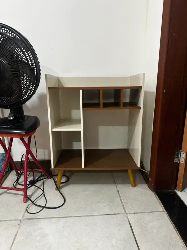 Aparador buffet pequeno com adega e prateleira 