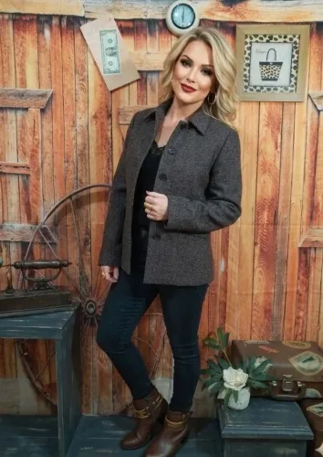 Casaco lã batida,marca vogue Itália,veste M/G marrom mescla