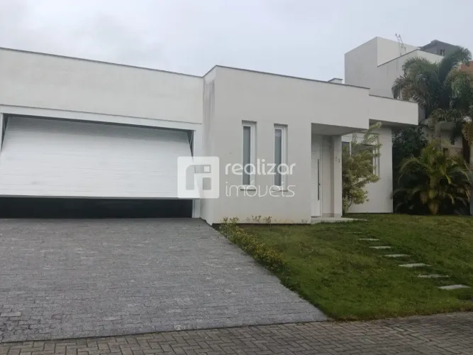Casa de 2 suites e escritorio em condominio fechado no bairro Cacupe em Florianópolis