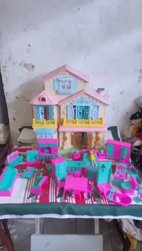 Casa mobiliada infantil com boneca Poly 