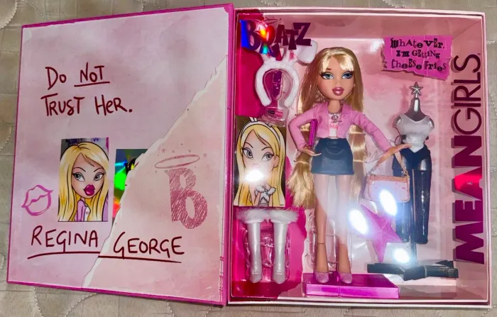 BRATZ X MEAN GIRLS COLLECTOR DOLL - REGINA GEORGE - 1ª Versão (Lacrada) 