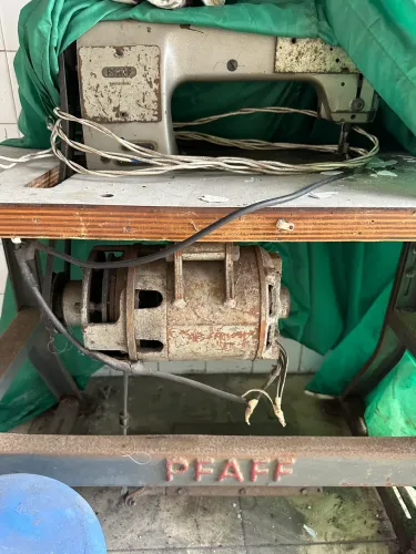 Máquina de Costura Industrial Pfaff com Bancada