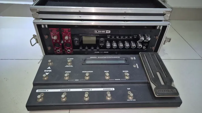 Line 6 Pod X3 Pro + Pedaleira FBV Shortboard + Case Rack