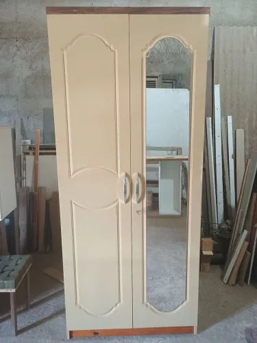 Guarda roupa de solteiro com espelho.