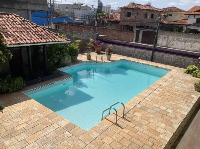 Casa à venda com 07 quartos sendo 03 suítes, super área de lazer com piscina e espaço para