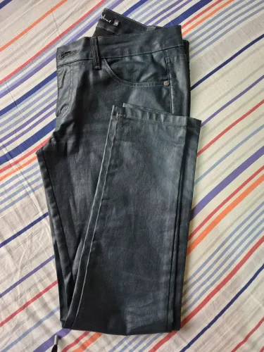 Calça jeans resinada verde musgo
