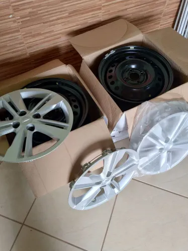Jogo 4 rodas de ferro aro 16 + calotas Nissan kicks originais, sem uso.
