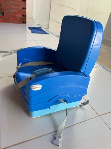 Assento para mesa de jantar portátil.