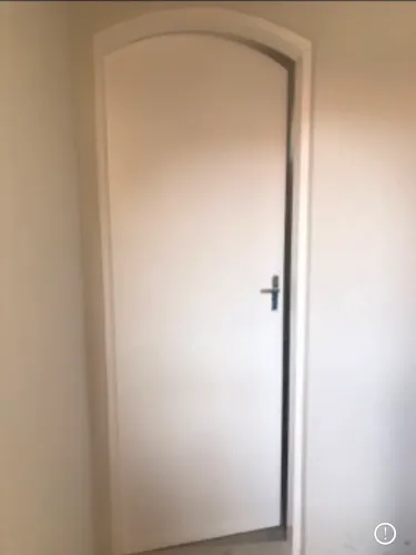 Porta com batente e fechadura