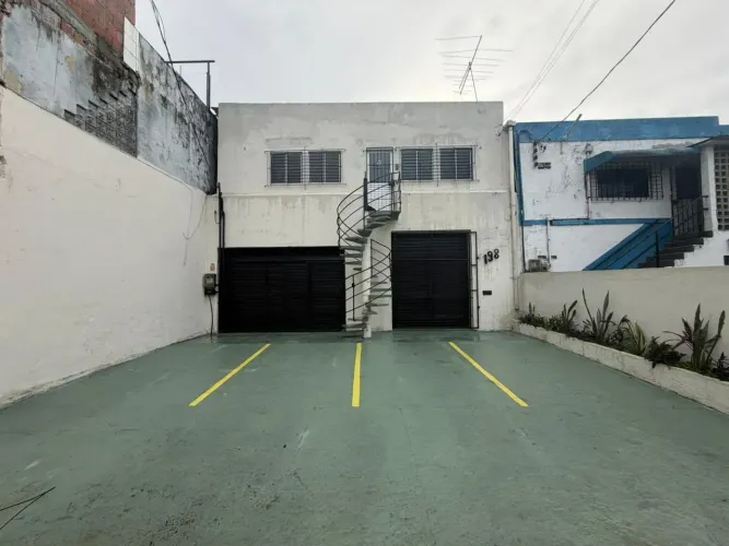 ALUGO GALPÃO com 450m² no bairro dos Torrões - Recife - PE