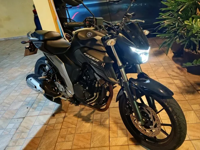 Fazer 250 Preta modelo esportivo