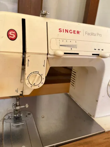 Máquina de Costura Singer HD210C com Mesa Gabinete