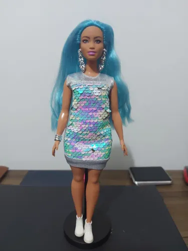 Barbie corvy cabelos azul look de lantejoulas