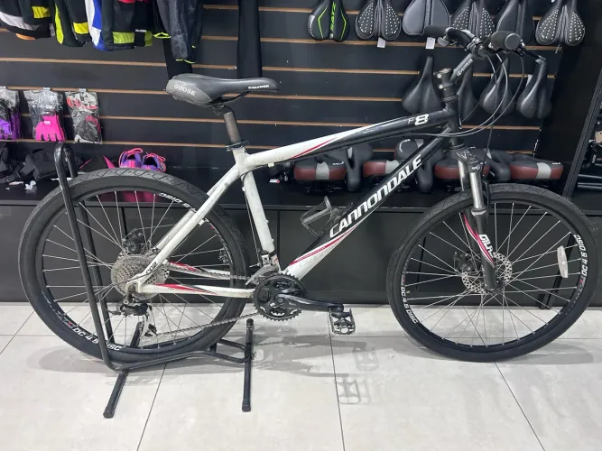 Bicicleta Cannondale Aro 26 f8 tamanho L (usada)