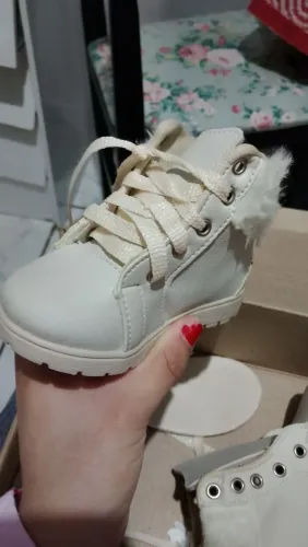 bota nova nunca usada Tam 21 ,comprei e não serviu na minha filha.