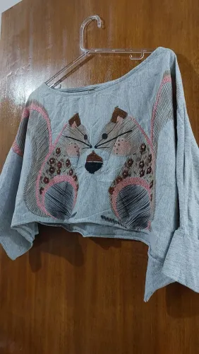 blusa cropped cinza