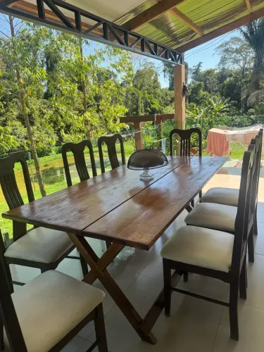Vende se essa mesa com as 8 cadeiras almofadadas todas sem nenhum furo.