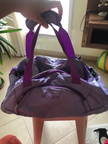 Bolsa lilás de academia e viagem