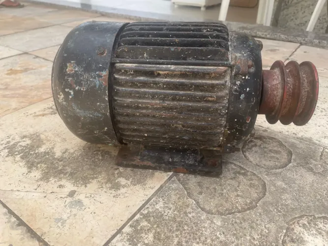 Motor trifásico