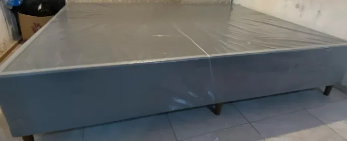 Vende-se uma base de cama de casal, pouco tempo de uso ainda no plástico 