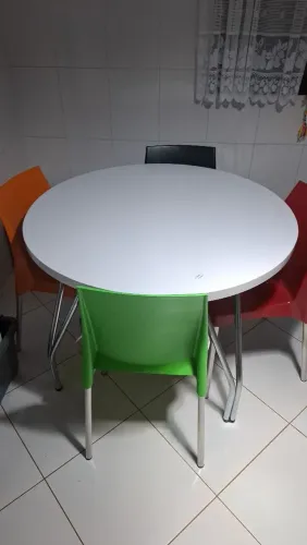 Mesa redonda em MDF com base em Inox