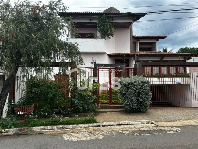 Casa a venda no Setor Sul - 4 suites - 974 m2 de terreno - Contra esquina com a Av. 88