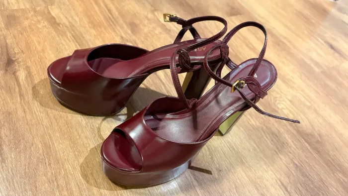 sandália meia pata bordô arezzo