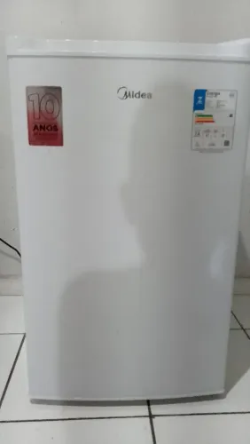 Vendo um frigobar semi novo com documento