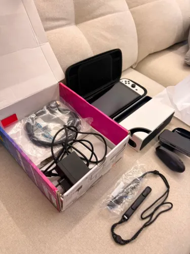 ? Nintendo Switch OLED Branco - Edição Mario Kart 8 Deluxe (2025)